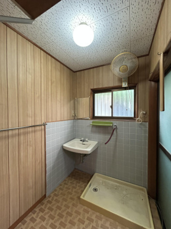 「階段がない快適な平屋暮らし」高知市十津6丁目　中古一戸建ての洗面所|窓から自然光が入る明るい洗面脱衣室！毎朝の身支度もスムーズに行える広さです。