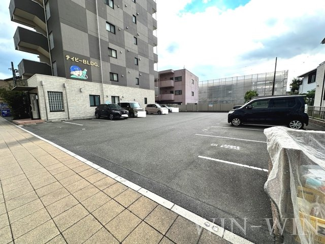 テイビービルの駐車場