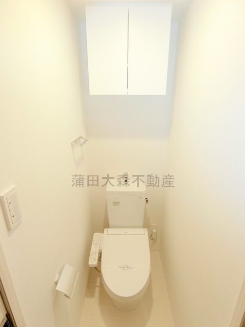 ルフレ田園調布南のトイレ|吊戸棚と温水洗浄便座付きのトイレ