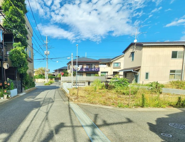 和光市下新倉4丁目 全4棟 4号棟の前面道路含む現地写真|南西角地　陽当り良好
西側約4.7ｍ公道×南側約4.2ｍ私道
穏やかで暮らし心地の良い住宅地エリア