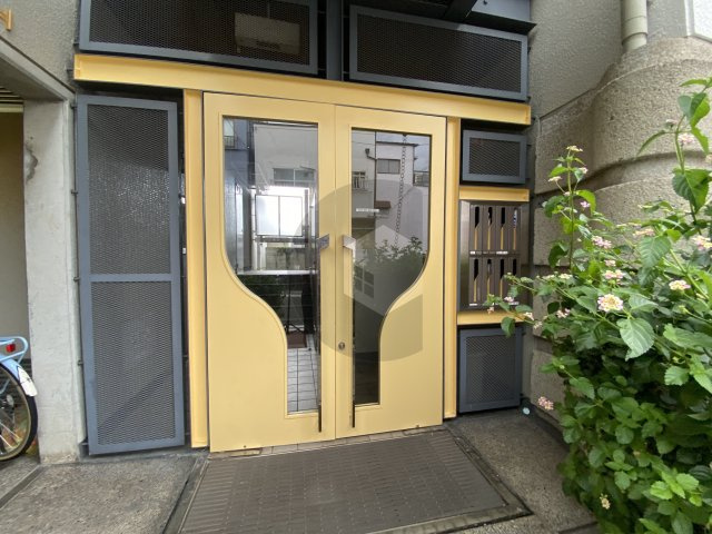 ジュネス高井田のエントランス