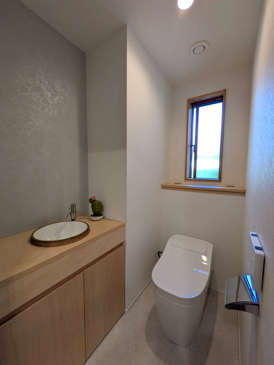 岡山市北区津島京町2丁目 中古住宅のトイレ|◆西側トイレです。手洗い器付き・スマートなタンクレストイレです。東側にもトイレがございますので忙しい時間帯でも混雑しません。