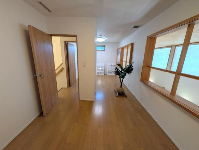岡山市北区津島京町2丁目 中古住宅の洋室|◆2階洋室10畳です。採光豊かで部屋全体が明るい空間です。