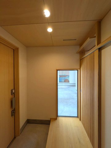 岡山市北区津島京町2丁目 中古住宅の玄関|◆直接インナーガレージに出られる内玄関です。