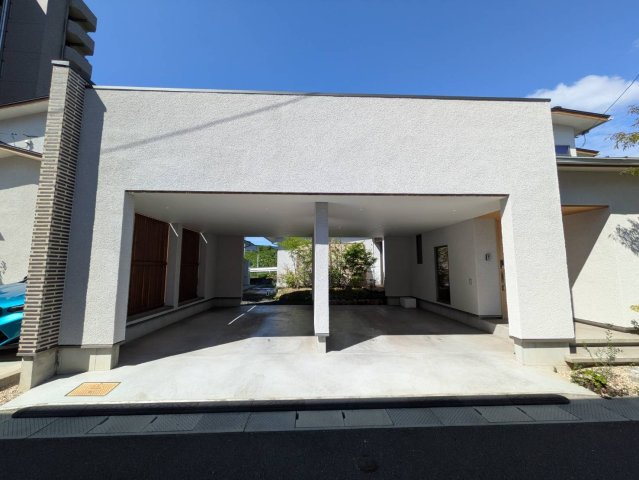 岡山市北区津島京町2丁目 中古住宅の駐車場|◆並列駐車2台分可能のインナーガレージがございます。