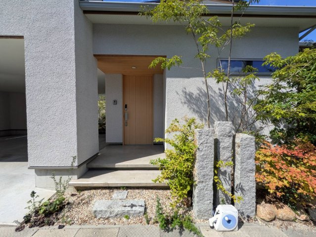岡山市北区津島京町2丁目 中古住宅の玄関|◆おしゃれな造りの玄関周りです。