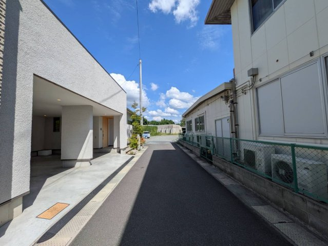岡山市北区津島京町2丁目 中古住宅の前面道路含む現地写真|◆東側前面道路の幅員は4.0ｍです。