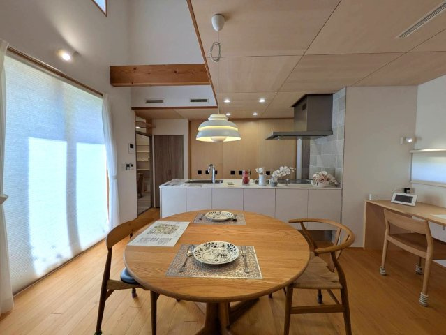 岡山市北区津島京町2丁目 中古住宅の居間・リビング|◆家具を置いても圧迫感がない広さです。