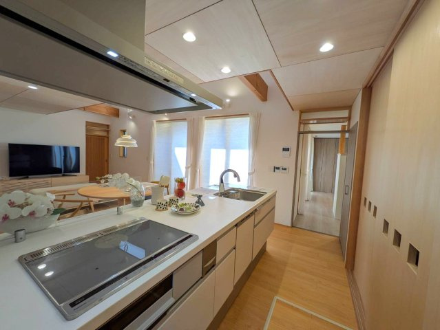 岡山市北区津島京町2丁目 中古住宅のキッチン|◆お手入れしやすいフラットタイプのシステムキッチンです。家事楽設備のタッチレス水栓・食洗機付き！