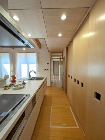 岡山市北区津島京町2丁目 中古住宅のキッチン|◆床下収納やキッチン背面にも収納がありキッチン用品がすっきりまとまります。
