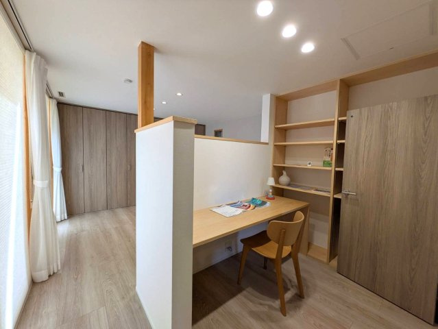 岡山市北区津島京町2丁目 中古住宅のその他|◆1階書斎コーナーです。趣味のお部屋やデスクワークのスペースとしても有効に活用いただけます。