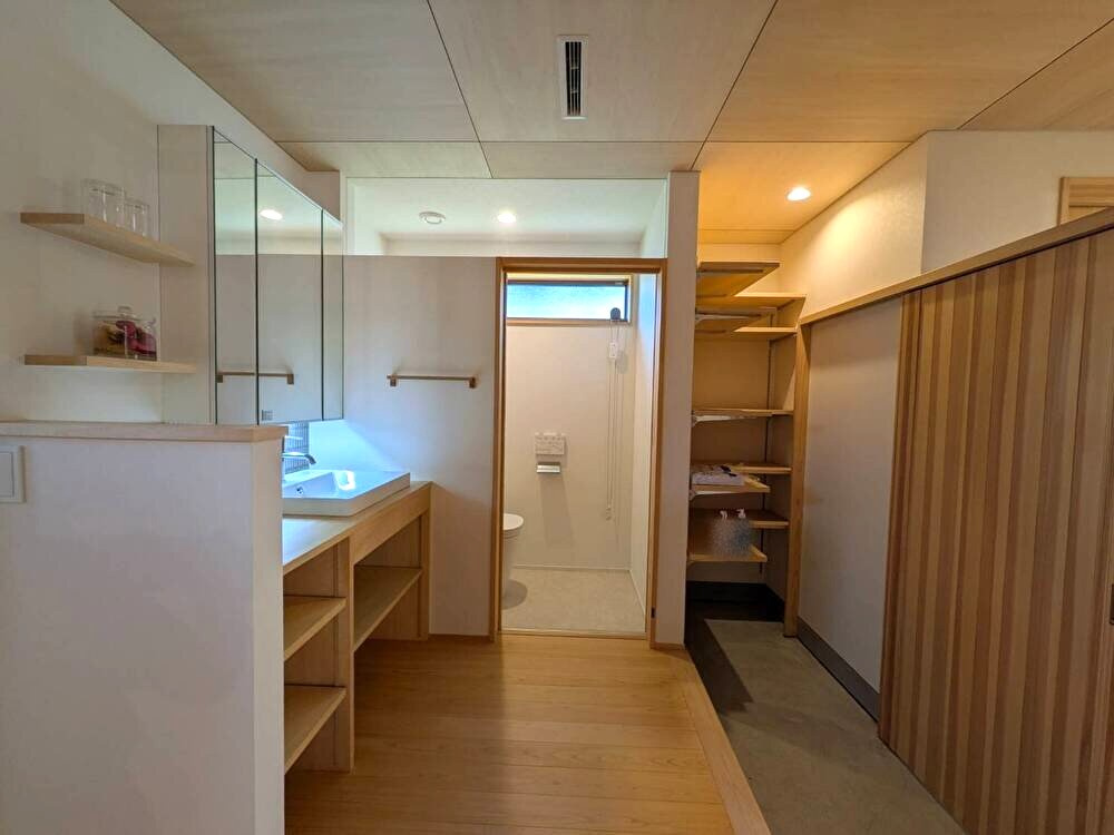 岡山市北区津島京町2丁目 中古住宅の脱衣所|◆クローク付き洗面室です。おしゃれな造りの洗面台で身支度を整えることができます。