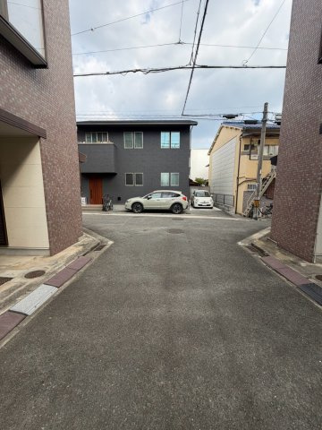 吉田5丁目　中古戸建の前面道路含む現地写真