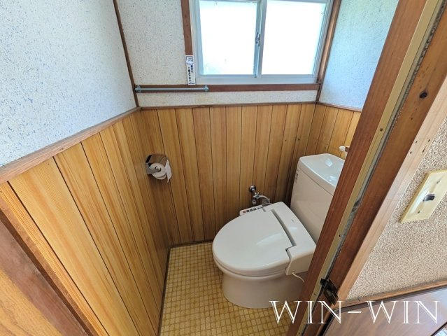 吉川町102番1貸家群のトイレ