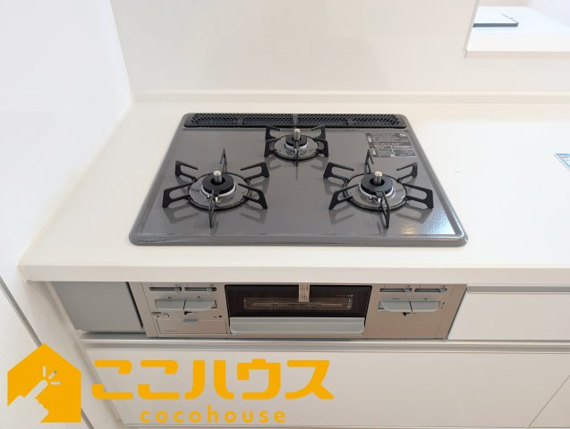 宜野湾市上原1丁目227番　ハートフルタウン　新築戸建て　全4棟　A号棟のキッチン|三口コンロ
