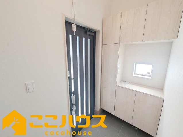 宜野湾市上原1丁目227番　ハートフルタウン　新築戸建て　全4棟　A号棟の玄関|大容量のシューズボックス
