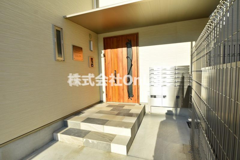 クリエオーレ菱屋東のエントランス