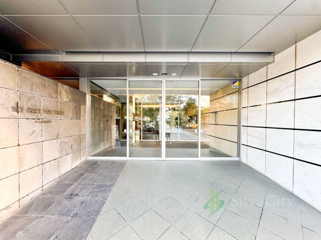 スカイクレストビュー東京のエントランス|上質感漂うエントランスが、住まう方や訪れる方を優雅に迎え入れます。洗練されたデザインが、邸宅としての風格を演出します。 