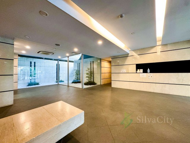 スカイクレストビュー東京のその他共用部分|明るく開放感のあるエントランスホール。洗練された意匠が、住まう人の誇りを満たす迎賓空間となっています。 