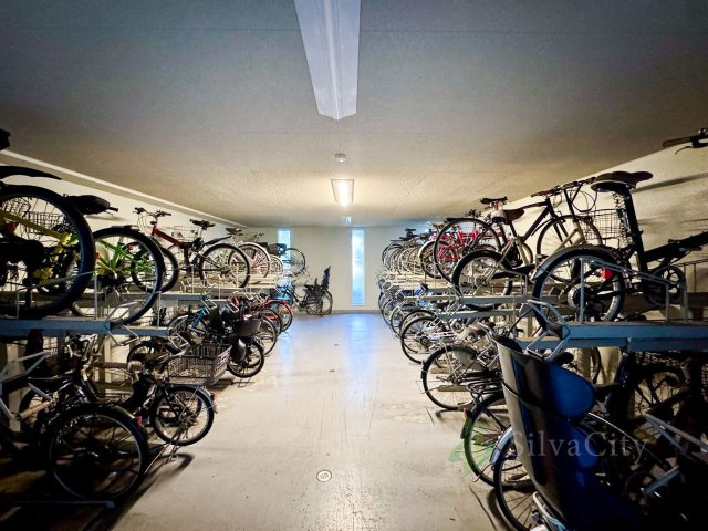 スカイクレストビュー東京の駐輪場|エントランスや駐車場、ちょっとしたお庭部分のお手入れが行き届いていてとてもキレイでした。資産価値を高める部分としては重要なことです。