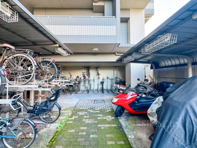 スカイクレストビュー東京の駐輪場|エントランスや駐車場、ちょっとしたお庭部分のお手入れが行き届いていてとてもキレイでした。資産価値を高める部分としては重要なことです。