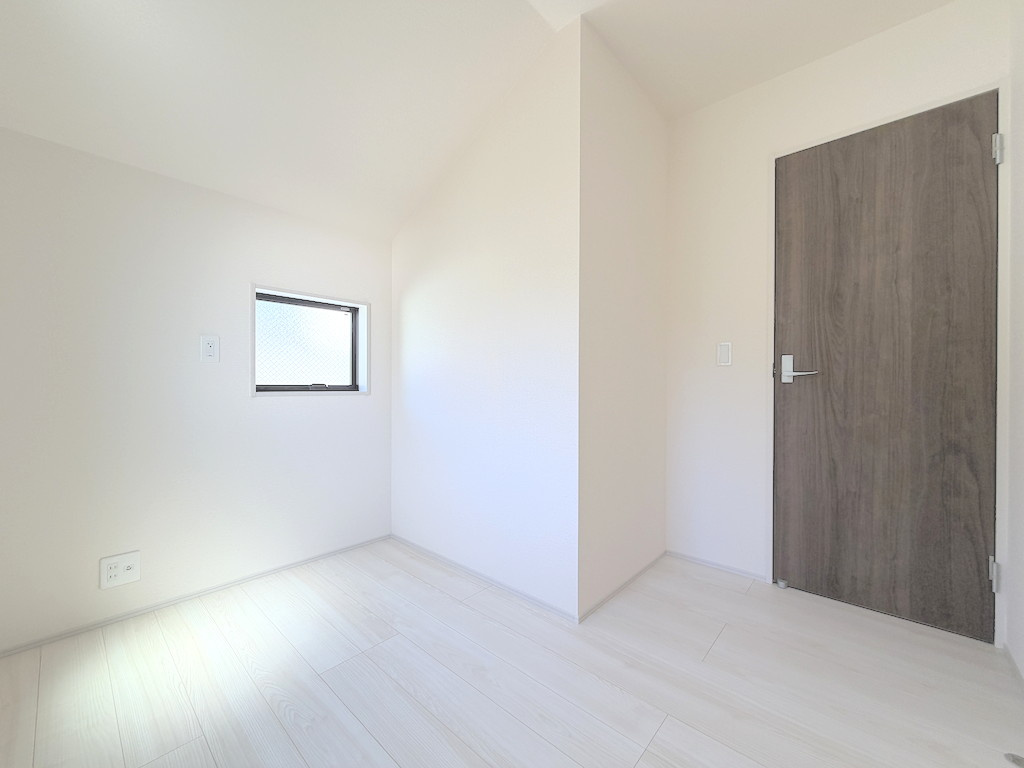 羽村市羽加美第1の洋室|【3.7帖】明るい日差しが差し込む清潔感のある居室。子供部屋や書斎など多目的に活用できます。
