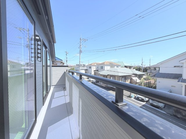 羽村市羽加美第1のバルコニー|南向きの開放的なバルコニー。洗濯物をたっぷり干せます。
