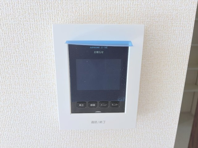 羽村市羽加美第1の防犯設備|来訪者の顔を室内から確認できるモニター付きインターホン。防犯面に配慮された設備です。
