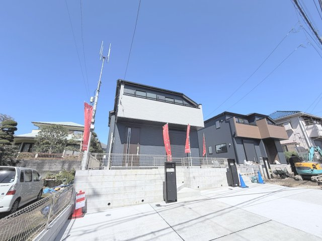羽村市羽加美第1の外観|白とグレーのツートンカラーがお洒落な新築分譲住宅の外観写真です。
明るい日差しの中で、洗練されたデザインが目を引きます。駐車場スペースもあり、快適な生活が想像できる物件です。