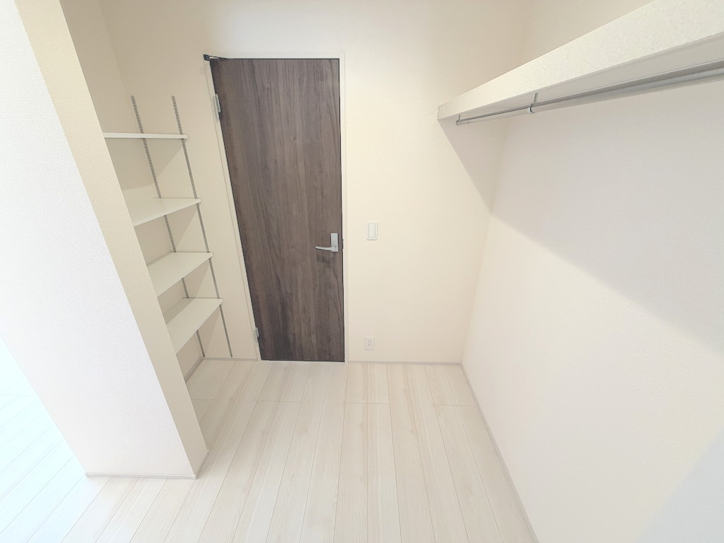 羽村市羽加美第1の収納|家族全員の衣類や荷物を収納できるファミリークローク。毎日の着替えや片付けがスムーズに行えます。
