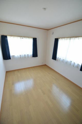花田町一戸建の洋室