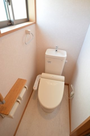 花田町一戸建のトイレ