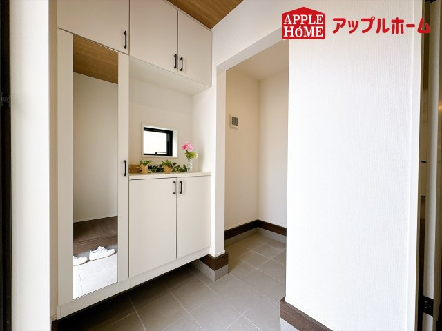 [新築住宅] 鴻巣市新宿 全1棟の玄関|住まう人も来客も入った時にワクワクさせてくれるオシャレな玄関♪収納もたっぷりあるので、靴がたくさんあっても安心！