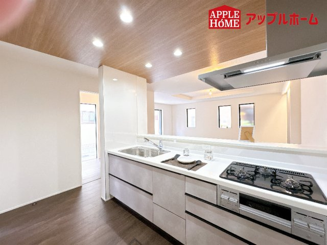 [新築住宅] 鴻巣市新宿 全1棟のキッチン|対面式キッチンは、家族のコミュニケーションを育み、子育て家族にも好適なプラン！リビングで寛ぐご家族をいつも感じられます♪会話を楽しみながら家事ができ、小さいお子様がいても安心です！