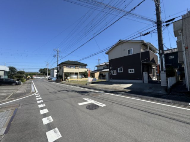 前橋市小屋原町　中古住宅の前面道路含む現地写真|北西側前面道路幅員約6.0ｍ