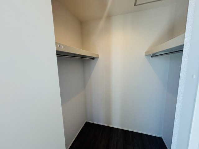 GRAFARE天白区平針南3期｜名古屋市の戸建ならホームアップの収納|ご夫婦の衣類をまとめて収納できる頼もしい大容量WIC