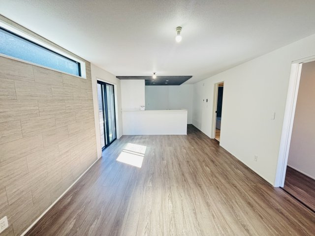 GRAFARE天白区平針南3期｜名古屋市の戸建ならホームアップの居間・リビング|たっぷりの陽光が降り注ぎ、自然と家族が集まる明るい空間。笑顔あふれる団らんの時間がここから始まります。