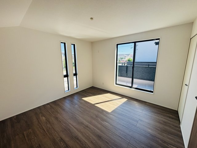 GRAFARE天白区平針南3期｜名古屋市の戸建ならホームアップの洋室|窓から心地よい光と風を取り込む二面採光。プライベートな時間をゆったりと過ごせる、安らぎの居室空間です。