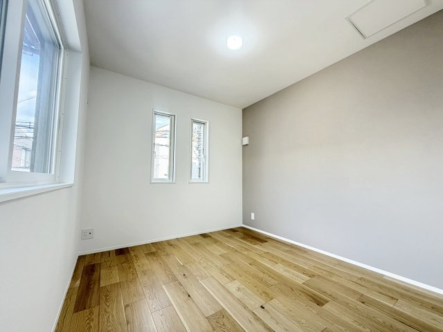 山田車塚町の洋室|木目の自然な模様や落ち着きある色味が、お部屋に温かみをもたらします。壁紙は白を基調としており、インテリアプランも考えやすいシンプルな仕上がりです。（R8.9撮影）