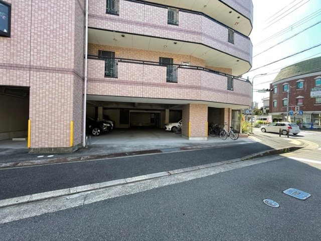 箕面市今宮４丁目の賃貸マンションの駐車場