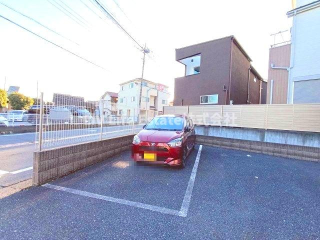 シャルマン・クールの駐車場