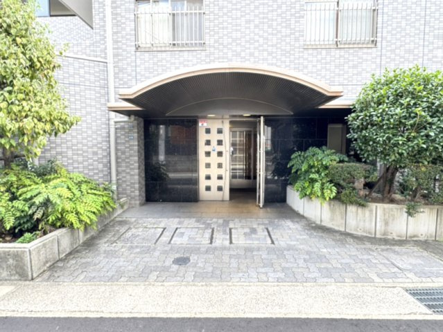 メゾン本山中町のエントランス