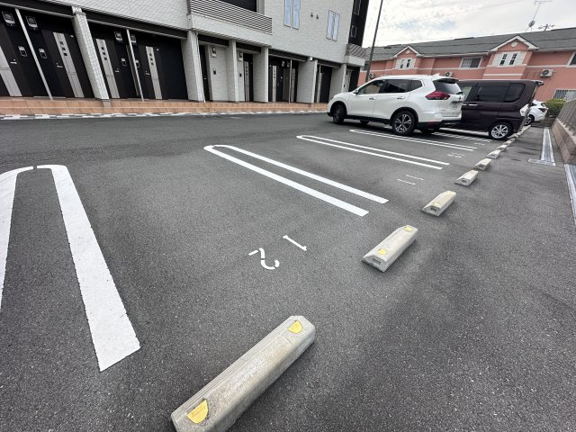 メゾンド　シュシュ　セントラルの駐車場