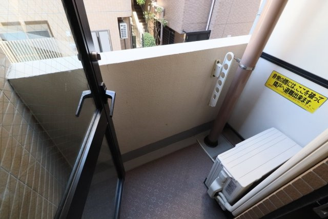 菱和パレス三軒茶屋壱番館のバルコニー|外からの目が気にならないバルコニーで洗濯物が干せます