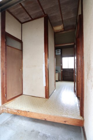 中郷2-203貸家の玄関