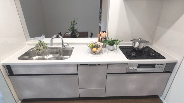 福岡市西区生松台１丁目の新築一戸建のキッチン|家具・家電等はCG加工により配置例を示したものです
