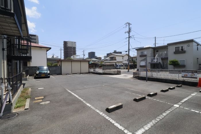 コーポラス西古松D棟　D棟の駐車場