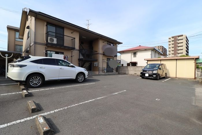 コーポラス西古松D棟　D棟の駐車場