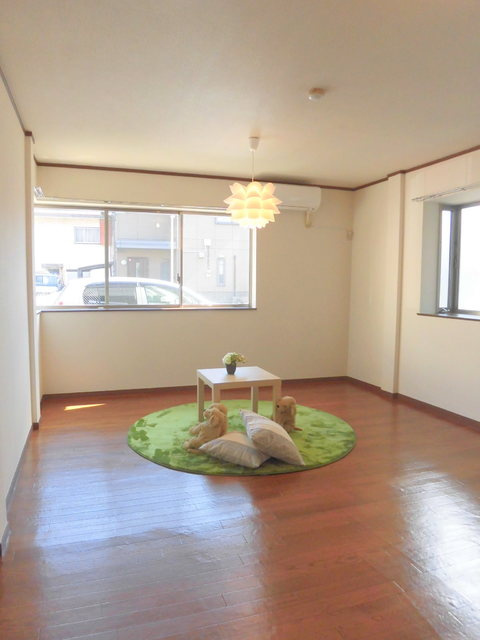 モアクレストの居間・リビング|開放感のあるリビング　角部屋3面採光　※家具はイメージです