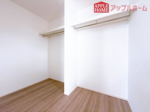 [新築住宅] 深谷市上柴町東2丁目 全3区画の収納|お洋服を大切にされる方に大変喜ばれる、ウォークインクローゼット。お洋服以外にも掃除機やスーツケースなどを一箇所に集約できるのは魅力ですね！扉が一箇所ですので、お部屋の見た目にもスッキリ！